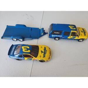 Brookfield Collectors Dale Earnhardt Wrangler Suburban Trackside 1:24 Race Car